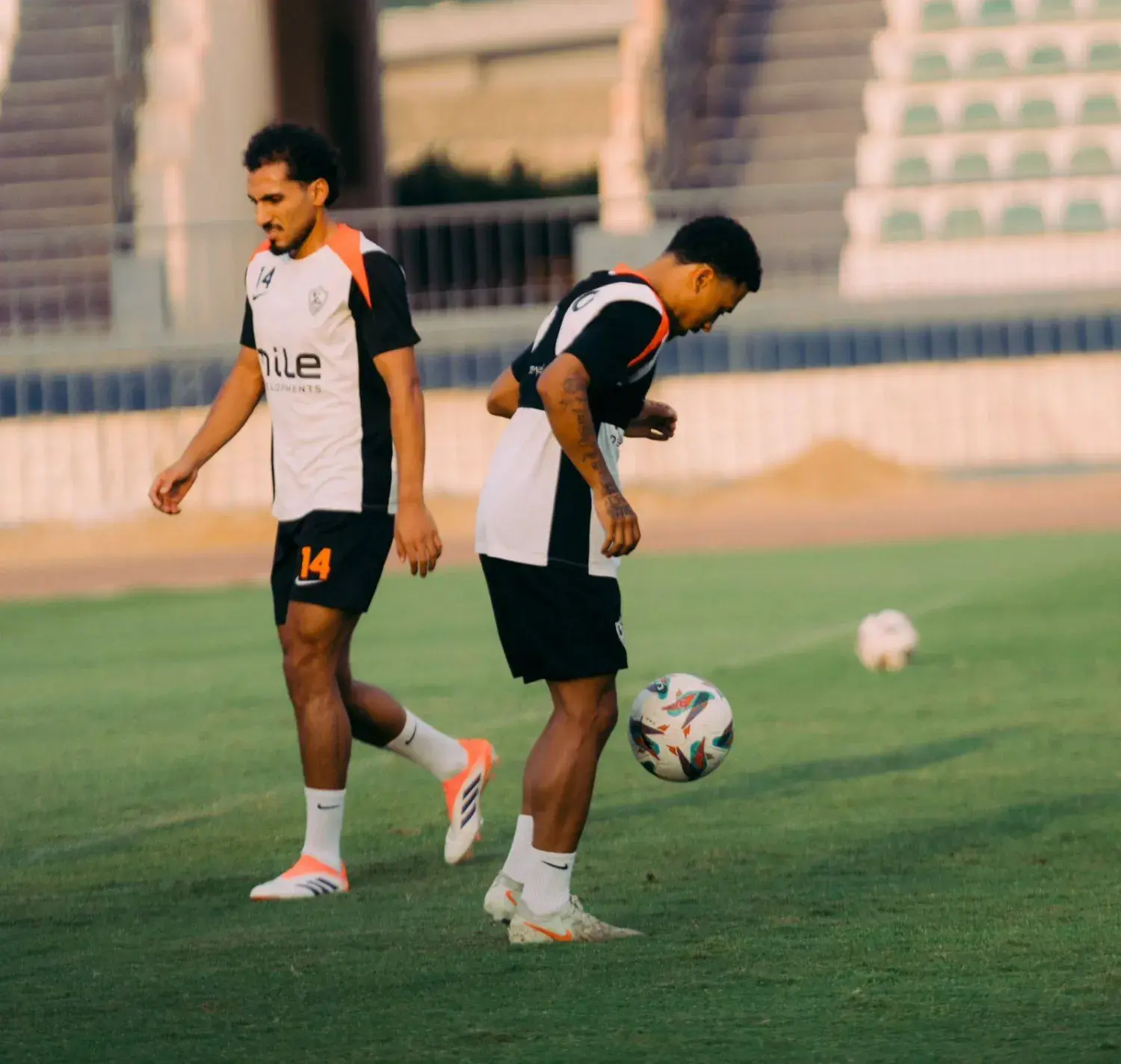 فيريرا يوجه تعليماته للاعبي الزمالك خلال المران الختامي استعدادًا لمواجهة ديكيداها في كأس الكونفدرالية.