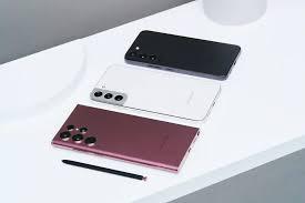 هاتف Samsung Galaxy S22 مع شعار One UI 8 مرفقًا إشارات تحذير حول الاستقرار