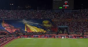 الجماهير ترفع تيفو الأهرامات وأبو الهول وكأس العالم في استاد القاهرة.