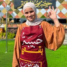 الطفلة حبيبة أثناء تقديم وصفة من مطبخها البسيط