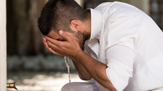 مفتى الجمهورية يوضح حكم مسح الرقبة والكلام والغسل مع الكحل في الوضوء