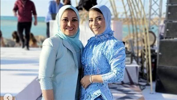 الدكتورة هبة قطب ترد على الانتقادات بعد زفاف ابنتها دينا هشام