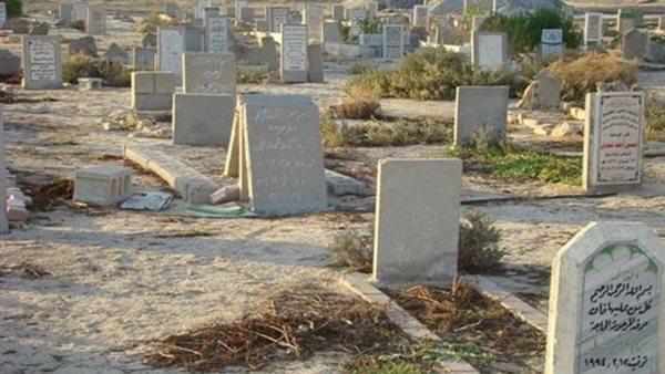الإفتاء توضح حكم توزيع الصدقات عند زيارة المقابر