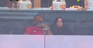 محمد صلاح وزوجته في المقصورة الرئيسية لاستاد القاهرة خلال مباراة مصر وغينيا بيساو.