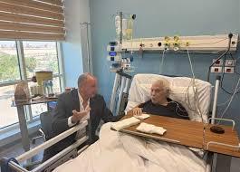 محمود الخطيب يزور حسن شحاتة في المستشفى.