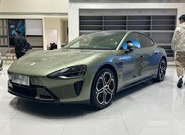 سيارة Xiaomi SU7 محترقة بعد حادث اصطدام في مدينة تشنغدو الصينية