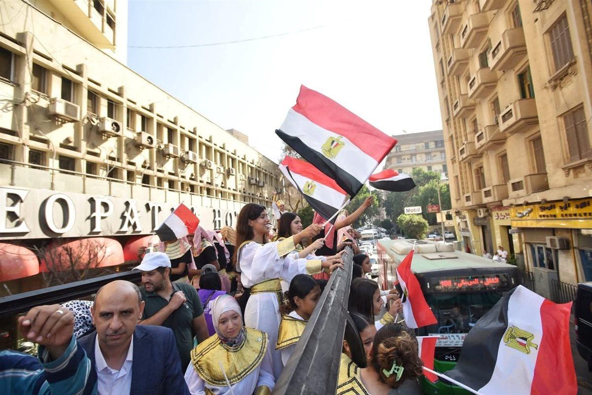 احتفالات المصريين قبل افتتاح المتحف المصري الكبير ورفع الأعلام في القاهرة