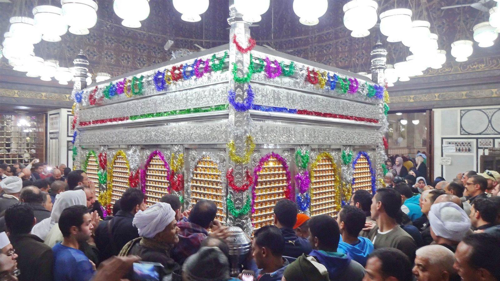 مسجد الإمام الحسين بالقاهرة ومشهد الرأس الشريف