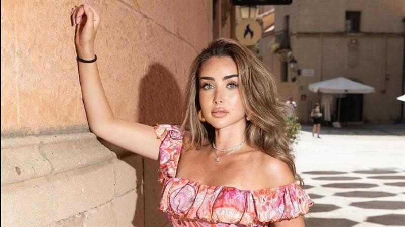 هنا الزاهد أمام الأهرامات تعبر عن فخرها بمصر قبل افتتاح المتحف المصري الكبير