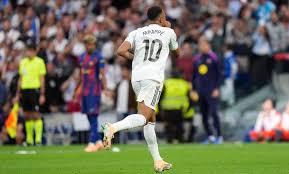 كيليان مبابي يحمل جائزة الحذاء الذهبي بعد فوزه بها كأفضل هداف في أوروبا موسم 2024-2025