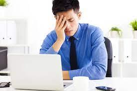 شخص يمشي في الصباح للحصول على الطاقة الطبيعية بدون كافيين