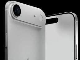 أجيال مختلفة من هواتف آيفون باللون الأبيض من iPhone 3G إلى iPhone 17 Pro Max