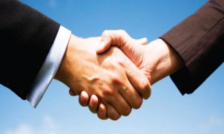 دار الإفتاء المصرية توضح فضل المصافحة بين المسلمين وأثرها في استجابة الدعاء