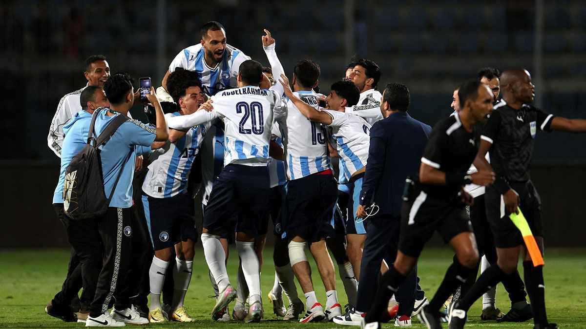 الكونغولي فيستون مايلي مهاجم بيراميدز أثناء احتفاله بتسجيل هدف في دوري أبطال أفريقيا