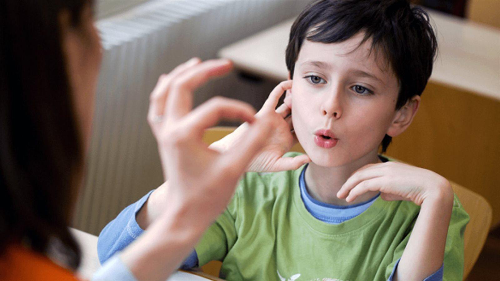 شخص يتحدث بثقة رغم التأتأة في اليوم العالمي للتلعثم