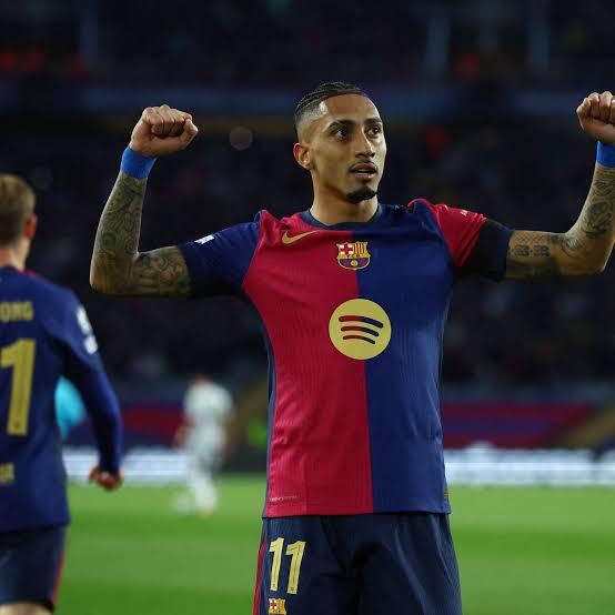 رافينيا يحتفل بهدف مع برشلونة بعد إقناعه بالبقاء من قبل فليك