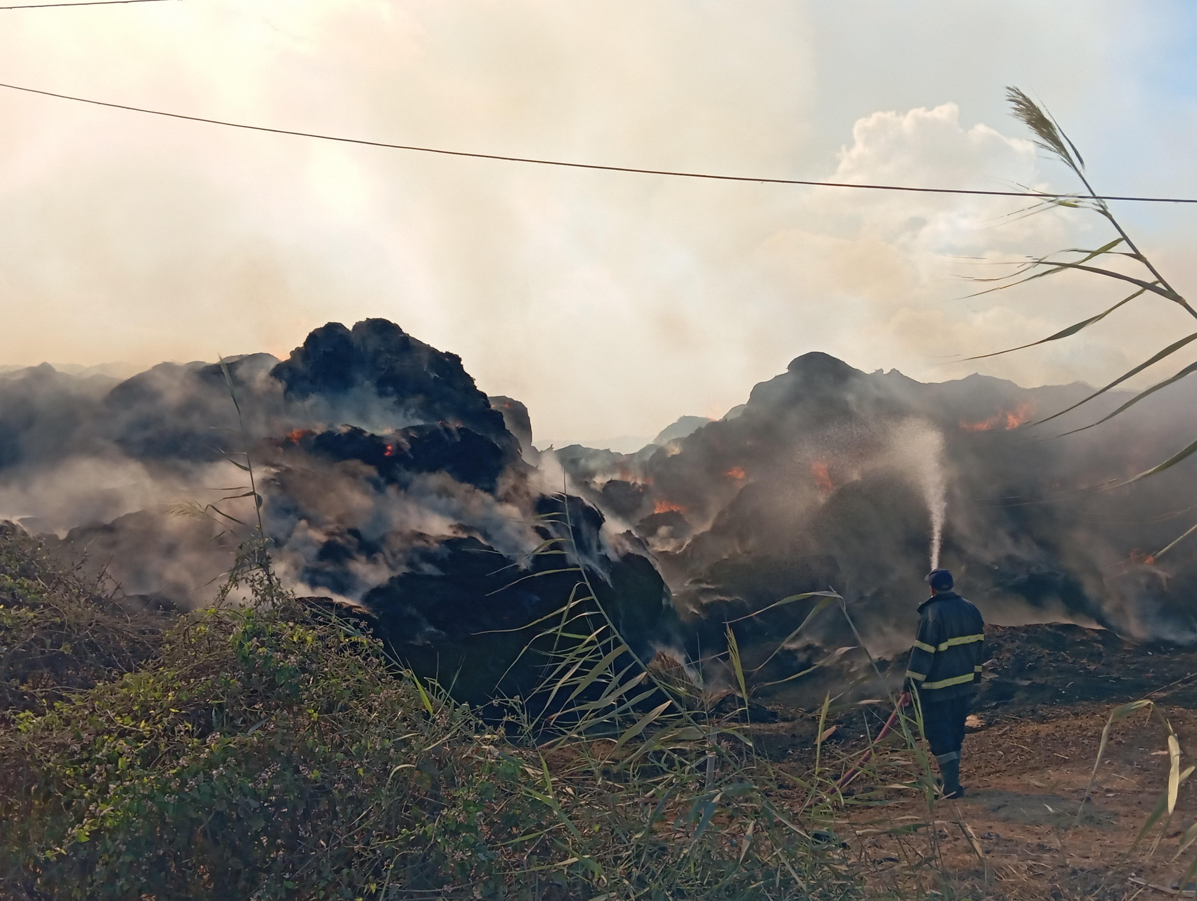 حريق هائل يلتهم شونة قش في كفر الشيخ