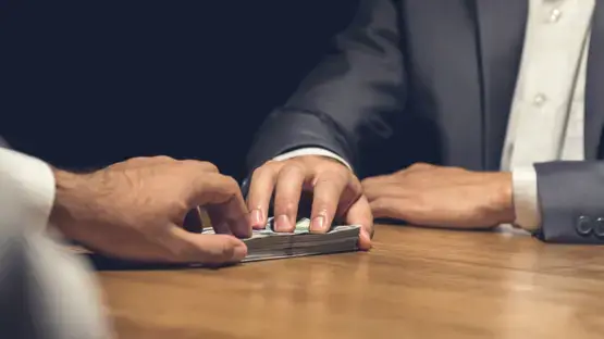 ضبط مدير تنظيم حي الموسكي أثناء تلقيه رشوة داخل مطعم بالقاهرة