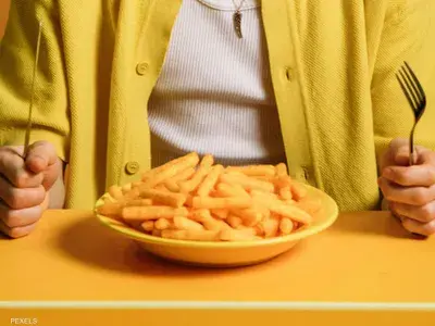 خرافات غذائية شائعة حول الأكل الليلي والدهون والماء