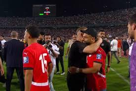 محمد صلاح يحتفل مع الجماهير بتأهل مصر لمونديال 2026 في استاد القاهرة.