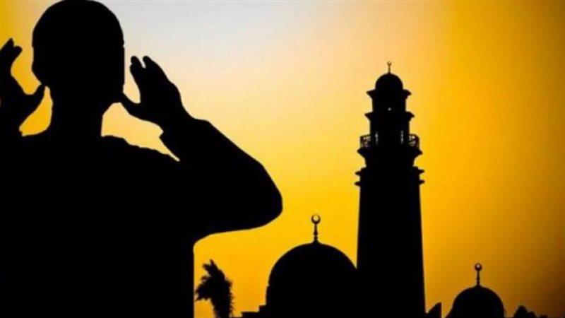 مؤذن يرفع الأذان في وقت الفجر بمسجد في مصر