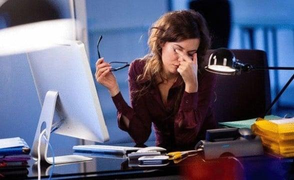 إجهاد العين الناتج عن الجلوس أمام الكمبيوتر لفترات طويلة