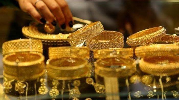 سيدة تشتري مشغولات ذهبية من محل مجوهرات