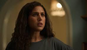 مشهد من الحلقة الأولى لمسلسل كارثة طبيعية يظهر فيه محمد سلام وجهاد حسام الدين في لحظة خلاف بعد اكتشاف الحمل