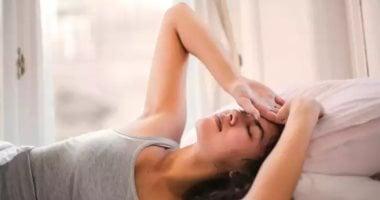 امرأة تشعر بالتعب أثناء العمل أمام الحاسوب – عادات يومية تسبب الإرهاق وانخفاض الطاقة