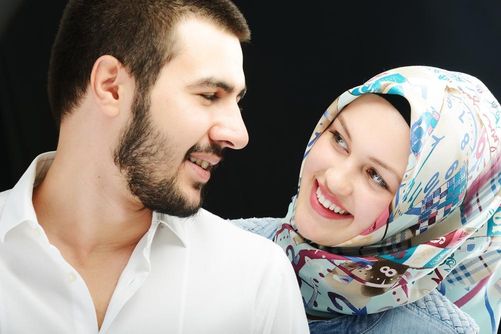 رجل وامرأة يتحدثان عبر مكالمة فيديو في جوٍ محترم مع مراعاة الضوابط الشرعية