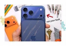 لقطة مستوحاة من خدعة الرجل المشرد على الإنترنت إلى جانب صورة لهاتف iPhone 17 Pro Max الفاخر