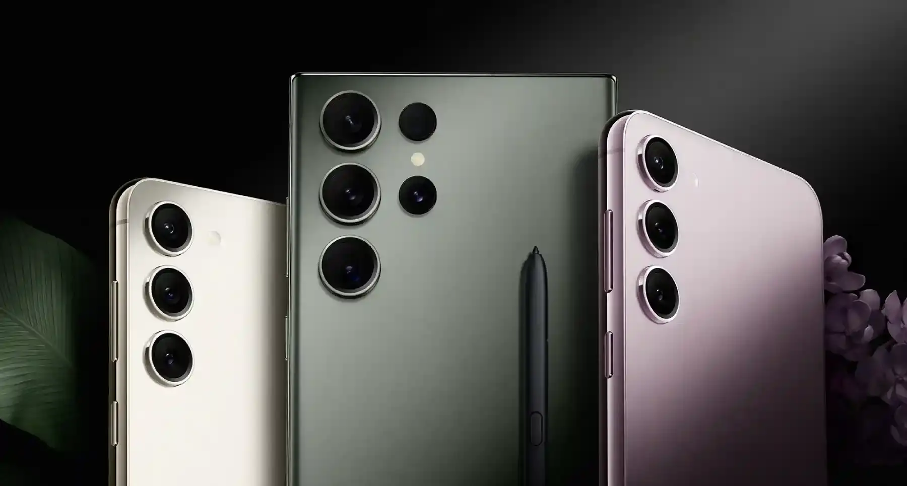 صورة لهاتف Galaxy S25 Ultra يعرض واجهة One UI 8.5 الجديدة مع ميزة تجميع الإشعارات الذكية المستوحاة من iOS.