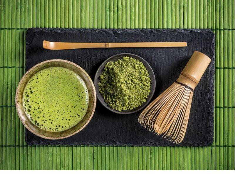 شاي الماتشا الأخضر للحامل غني بالفيتامينات والمعادن ويمنح الشعور بالهدوء والطاقة