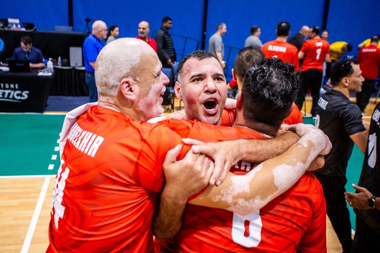 منتخب مصر للكرة الطائرة جلوس يحتفل بالتتويج بكأس العالم بعد الفوز على البرازيل في النهائي