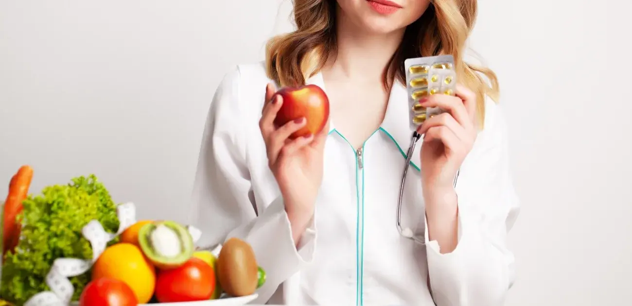 امرأة تمارس نمط حياة صحي يشمل الغذاء المتوازن والرياضة والنوم الجيد