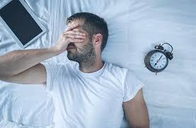 رجل نائم بشكل صحي مما يساعد على تنظيم الوزن والأيض