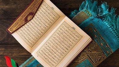 رجل يرفع يديه إلى السماء حامدًا شاكرًا لله تعالى