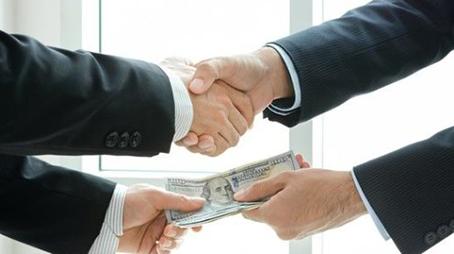 دار الإفتاء المصرية توضح حكم الرشوة والإكرامية.