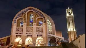 مؤمنون أقباط أثناء الصوم في الكنيسة الأرثوذكسية