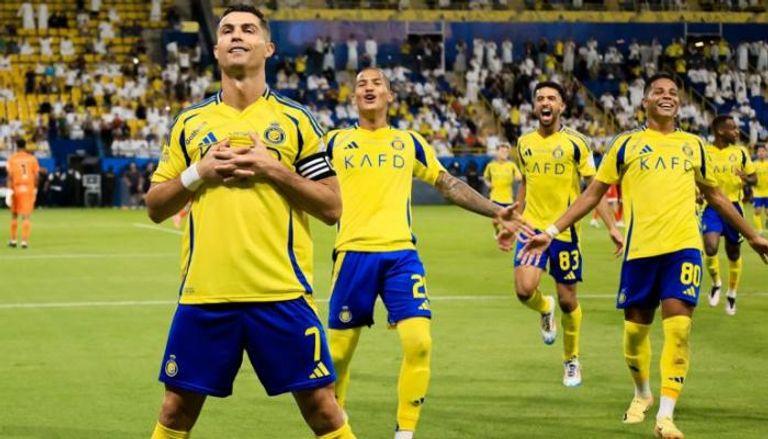 كريستيانو رونالدو يحتفل بهدفه التاريخي رقم 800 خلال فوز النصر بخماسية على الفتح في الدوري السعودي