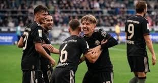 لاعبو بايرن ميونخ يحتفلون بالهدف الثالث خلال مواجهة مونشنجلادباخ في البوندسليجا.