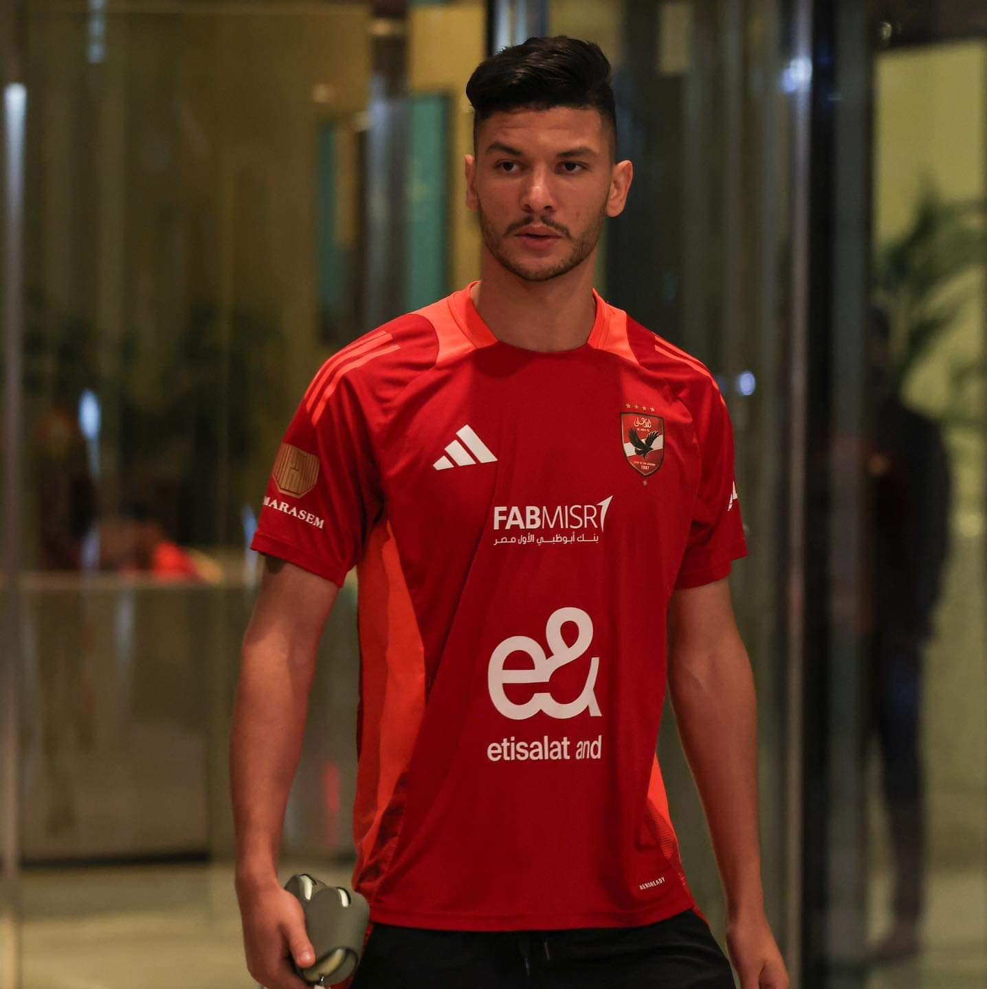 أشرف داري لاعب الأهلي يعاني من سلسلة إصابات متكررة تبعده عن الملاعب