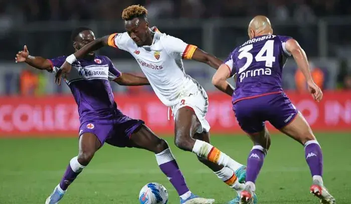 لاعبو فيورنتينا وروما في مواجهة بالدوري الإيطالي 2025