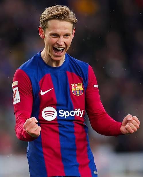 فرينكي دي يونج يجدد عقده مع برشلونة حتى عام 2029 بعد تخفيض راتبه