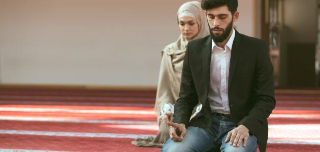 دار الإفتاء المصرية توضح حكم وقوف الزوجة أثناء صلاة الجماعة مع زوجها