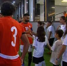محمد صلاح يحتفل بتأهل منتخب مصر إلى كأس العالم 2026 من على دكة البدلاء.