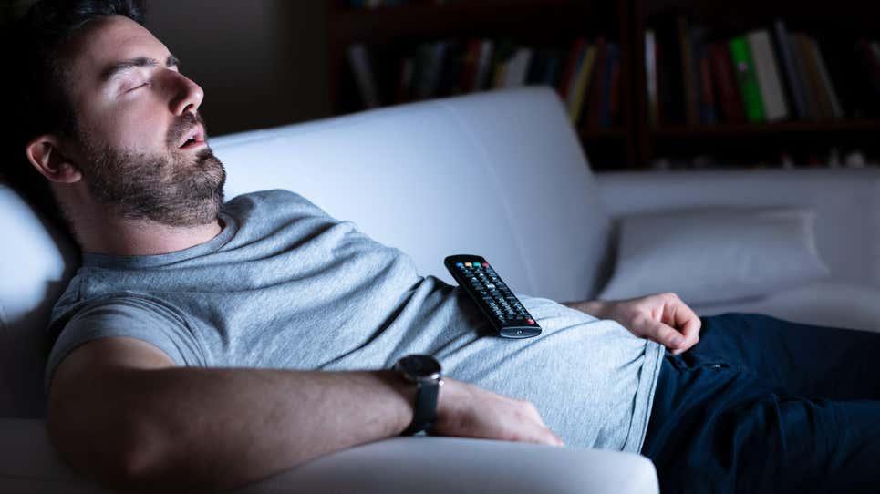 دار الإفتاء المصرية توضح حكم إيقاظ النائم للصلاة