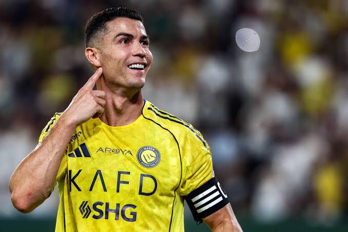كريستيانو رونالدو يحتفل بهدفه الصاروخي أمام الفتح بعد وصوله إلى الهدف رقم 800 في مسيرته مع الأندية