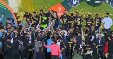 لاعبو بيراميدز يحتفلون برفع كأس السوبر الأفريقي بعد الفوز على نهضة بركان