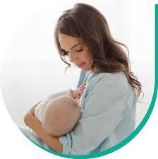امرأة ترضع طفلها بشكل طبيعي – دراسة تكشف تأثير الرضاعة على الوقاية من سرطان الثدي
